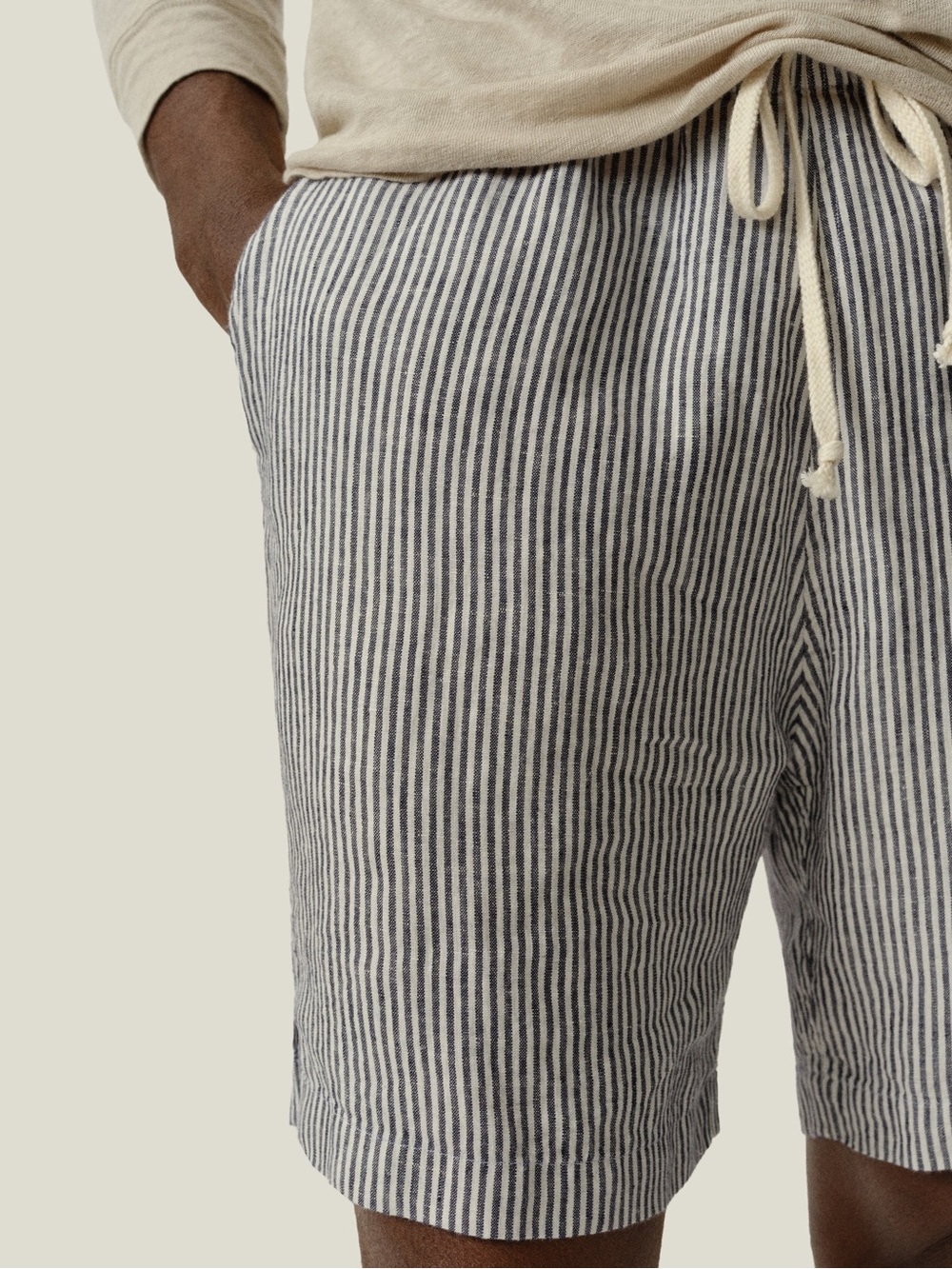Alex Crane Bo Shorts in Lines - size Medium